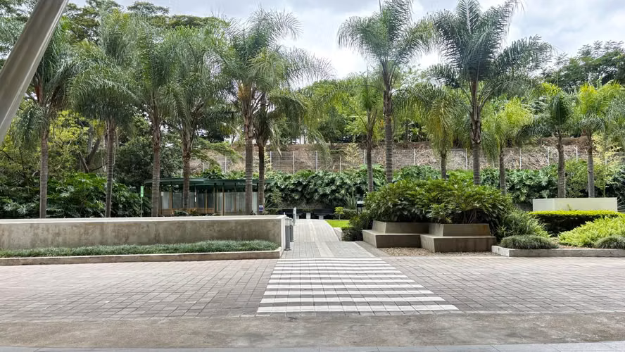 Oficina Amueblada y Equipada en Alquiler – Centro Corporativo El Tobogán KV
