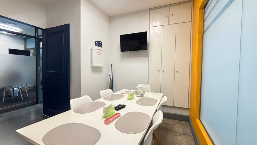 Oficina Amueblada y Equipada en Alquiler – Centro Corporativo El Tobogán KV