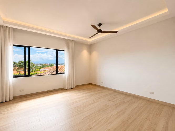Venta I Alquiler Casa Familiar 3 Habitaciones con Amplio Jardín, Oficina y Rancho en Santa Ana ID27330 - Imagen 2