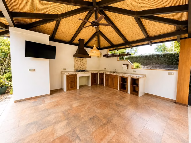 Venta I Alquiler Casa Familiar 3 Habitaciones con Amplio Jardín, Oficina y Rancho en Santa Ana ID27330 - Imagen 8