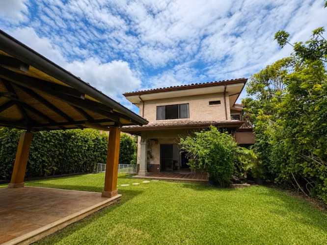 Venta I Alquiler Casa Familiar 3 Habitaciones con Amplio Jardín, Oficina y Rancho en Santa Ana ID27330