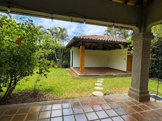 Venta I Alquiler Casa Familiar 3 Habitaciones con Amplio Jardín, Oficina y Rancho en Santa Ana ID27330 - Imagen 7