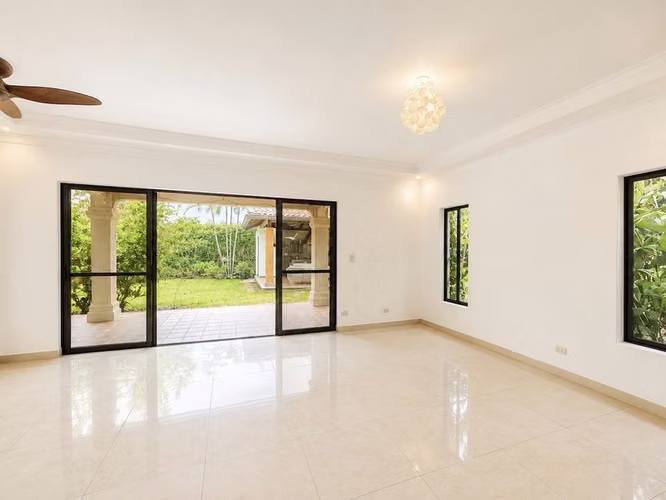 Venta I Alquiler Casa Familiar 3 Habitaciones con Amplio Jardín, Oficina y Rancho en Santa Ana ID27330 - Imagen 6