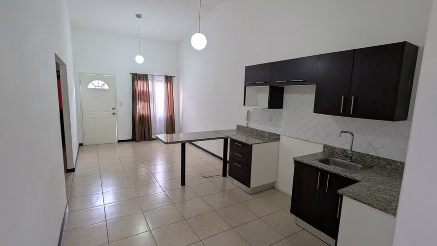 SE ALQUILA CASA EN TERRAZAS DEL OESTE, CONCASA - Imagen 2