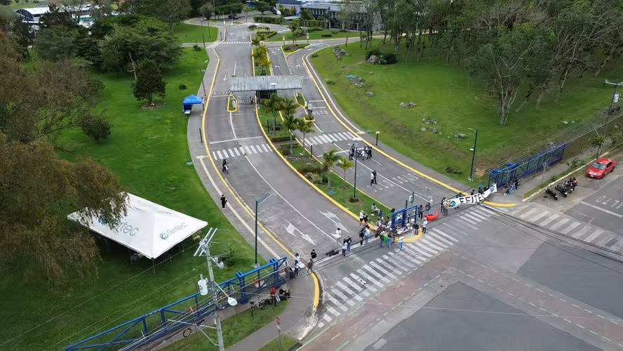 VENTA DE PROPIEDAD ESQUINERA FRENTE AL TEC CON USO DE SUELO MIXTO