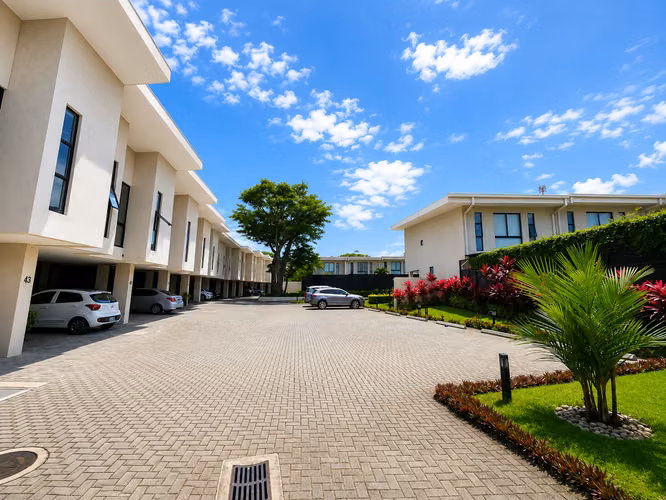 ALQUILER DE CASA EN CONDOMINIO EN LINDORA*