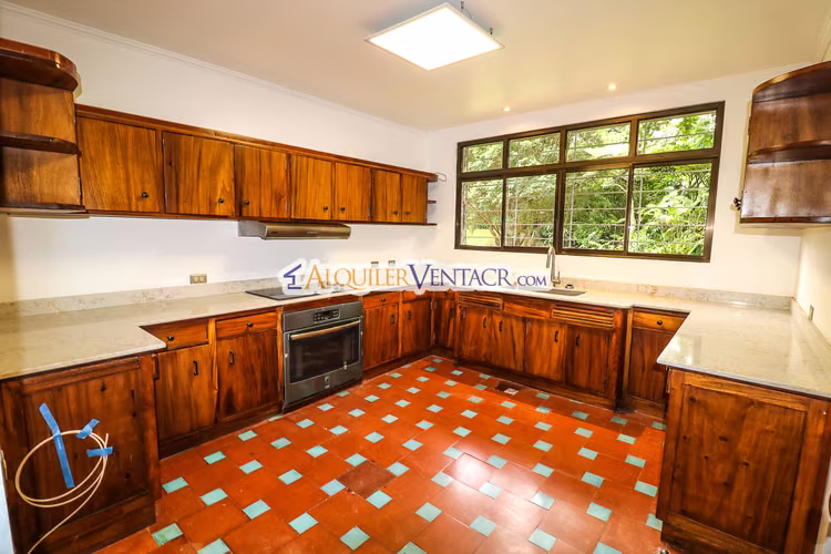 Casa de 650 m2 con piscina privada y 5.454 m2 de terreno en Bello Horizonte Escazú - Imagen 8