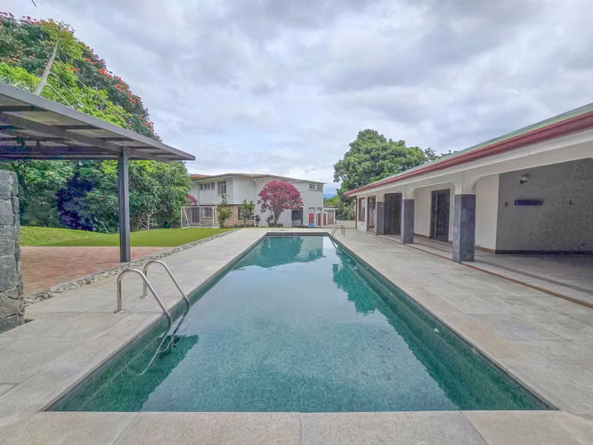 Casa de 650 m2 con piscina privada y 5.454 m2 de terreno en Bello Horizonte Escazú