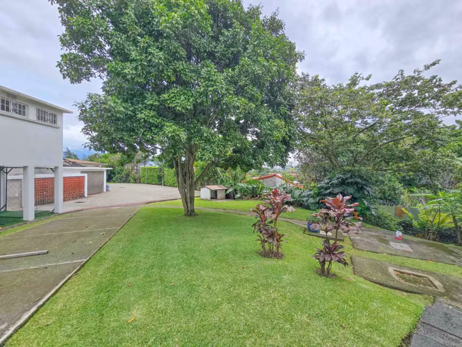Casa de 650 m2 con piscina privada y 5.454 m2 de terreno en Bello Horizonte Escazú - Imagen 3