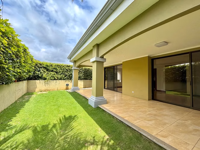 Santa Ana - Impecable - Esquinera - 3 hab + 2.5 baños - Terraza y bello jardín - Imagen 2