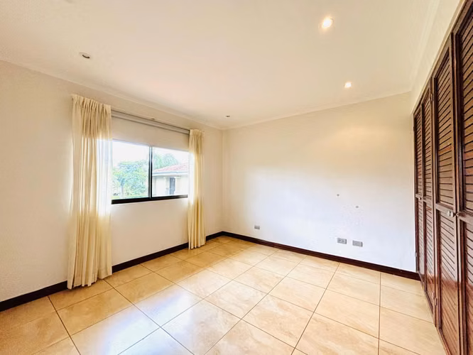 Santa Ana - Impecable - Esquinera - 3 hab + 2.5 baños - Terraza y bello jardín - Imagen 18