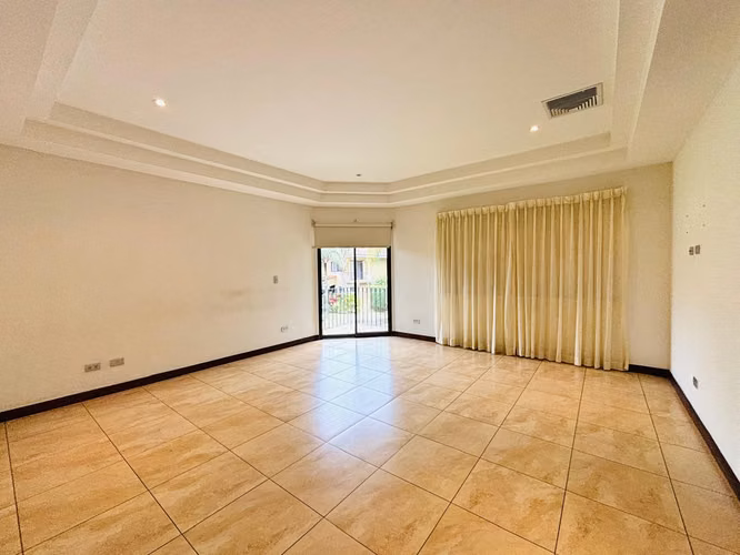 Santa Ana - Impecable - Esquinera - 3 hab + 2.5 baños - Terraza y bello jardín - Imagen 10