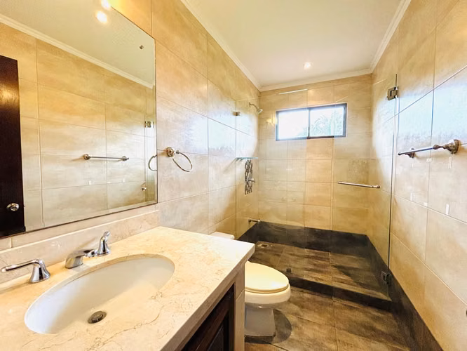 Santa Ana - Impecable - Esquinera - 3 hab + 2.5 baños - Terraza y bello jardín - Imagen 19
