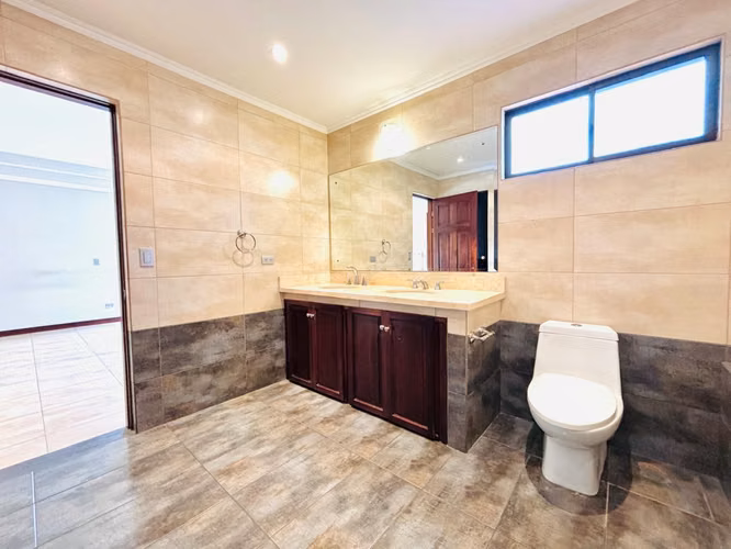 Santa Ana - Impecable - Esquinera - 3 hab + 2.5 baños - Terraza y bello jardín - Imagen 15