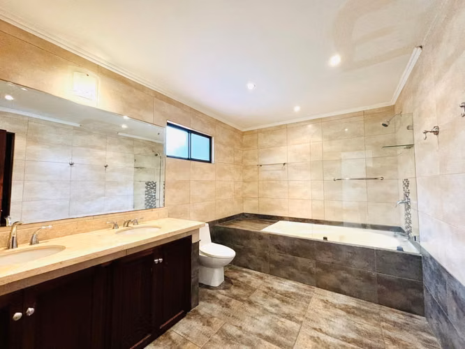 Santa Ana - Impecable - Esquinera - 3 hab + 2.5 baños - Terraza y bello jardín - Imagen 13