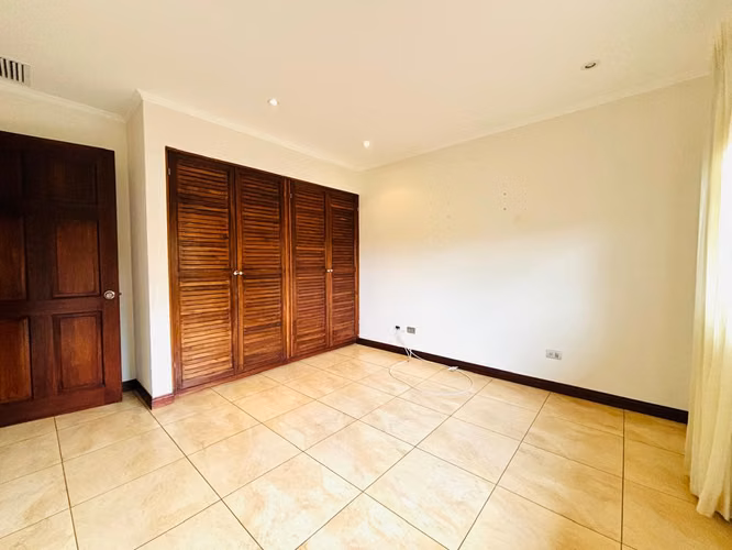 Santa Ana - Impecable - Esquinera - 3 hab + 2.5 baños - Terraza y bello jardín - Imagen 9