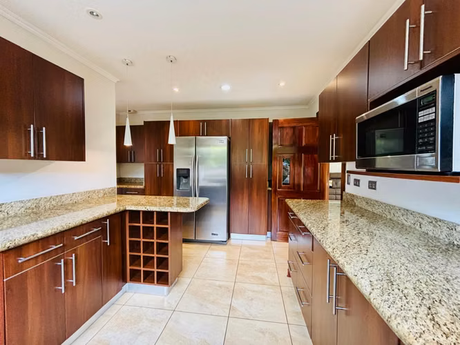 Santa Ana - Impecable - Esquinera - 3 hab + 2.5 baños - Terraza y bello jardín - Imagen 5