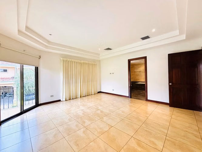 Santa Ana - Impecable - Esquinera - 3 hab + 2.5 baños - Terraza y bello jardín - Imagen 17