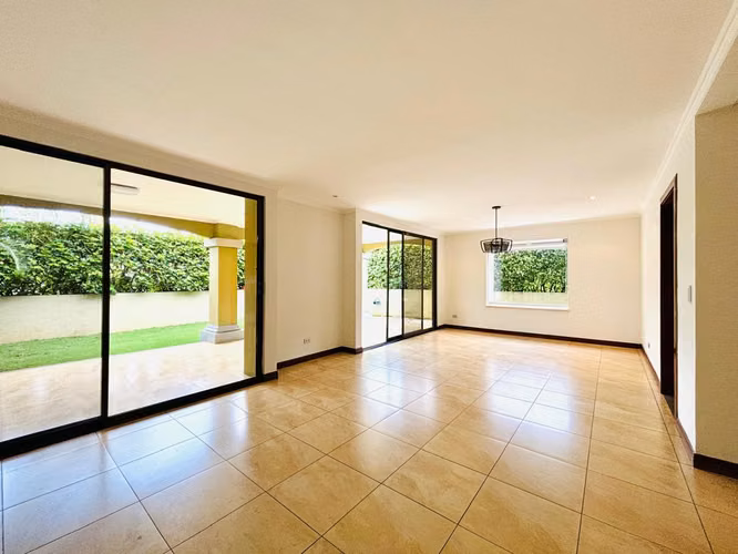 Santa Ana - Impecable - Esquinera - 3 hab + 2.5 baños - Terraza y bello jardín - Imagen 4