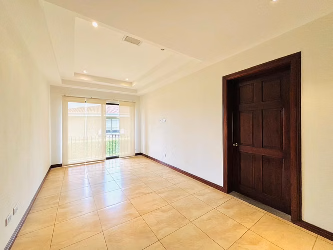 Santa Ana - Impecable - Esquinera - 3 hab + 2.5 baños - Terraza y bello jardín - Imagen 8