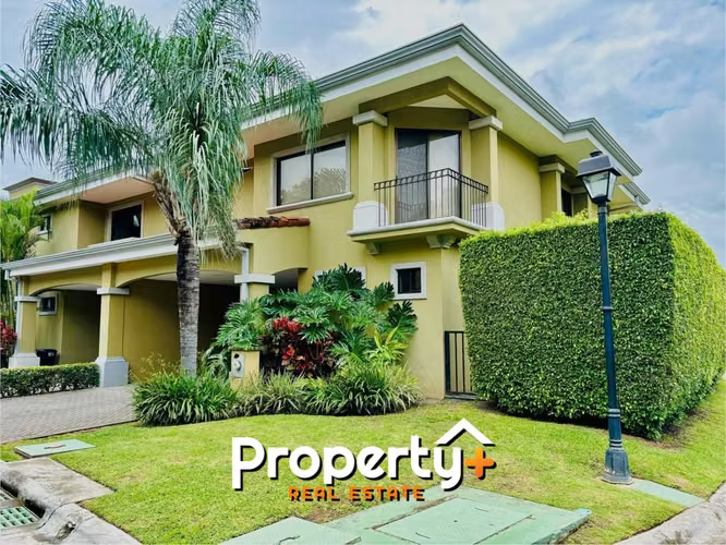 Santa Ana - Impecable - Esquinera - 3 hab + 2.5 baños - Terraza y bello jardín