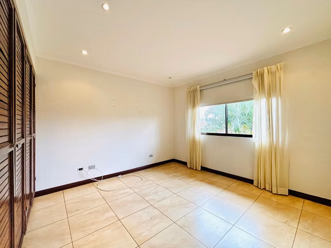 Santa Ana - Impecable - Esquinera - 3 hab + 2.5 baños - Terraza y bello jardín - Imagen 11