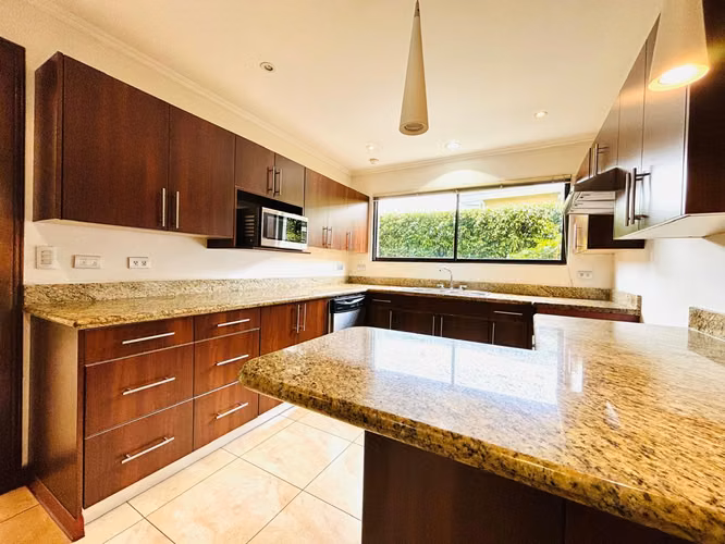 Santa Ana - Impecable - Esquinera - 3 hab + 2.5 baños - Terraza y bello jardín - Imagen 7