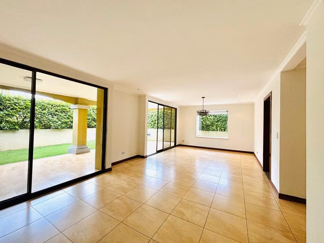 Santa Ana - Impecable - Esquinera - 3 hab + 2.5 baños - Terraza y bello jardín - Imagen 3
