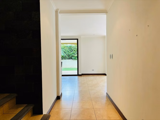 Santa Ana - Impecable - Esquinera - 3 hab + 2.5 baños - Terraza y bello jardín - Imagen 14