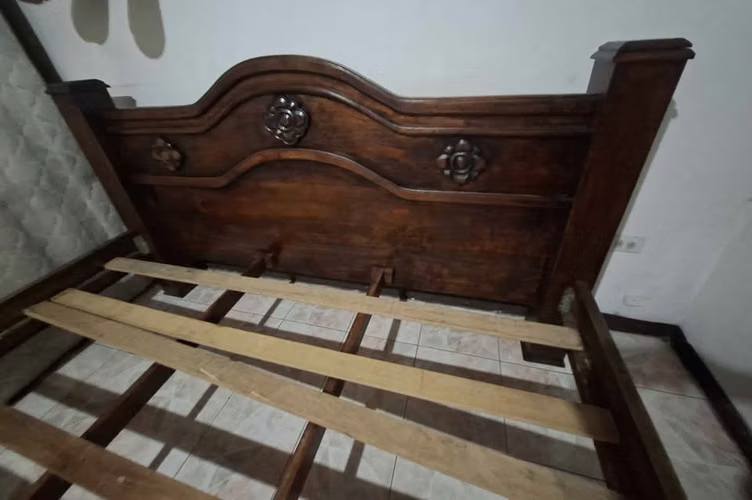 Vendo hermosa cama tamaño King, elaborada en madera resistente y con un diseño clásico y elegante - Imagen 5