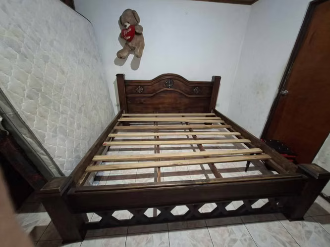 Vendo hermosa cama tamaño King, elaborada en madera resistente y con un diseño clásico y elegante - Imagen 6