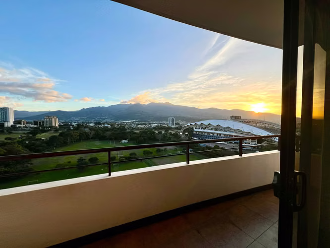 Se alquila amplio apartamento en La Sabana - Imagen 3