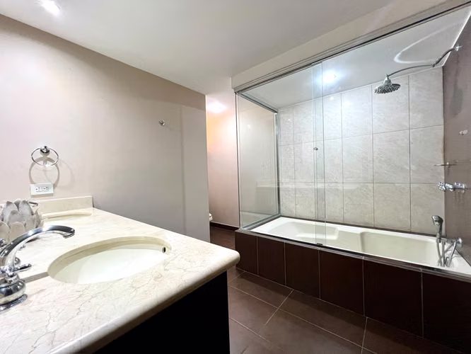 Se alquila amplio apartamento en La Sabana - Imagen 12