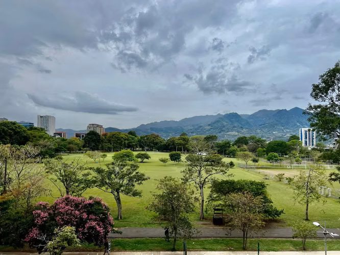 Se alquila amplio apartamento en La Sabana - Imagen 4