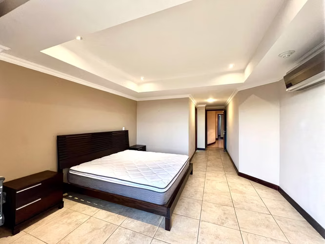 Se alquila amplio apartamento en La Sabana - Imagen 7