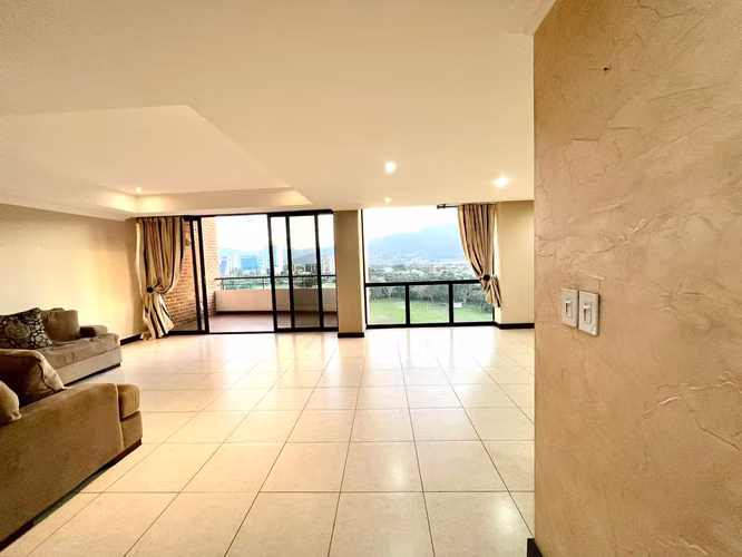 Se alquila amplio apartamento en La Sabana - Imagen 11