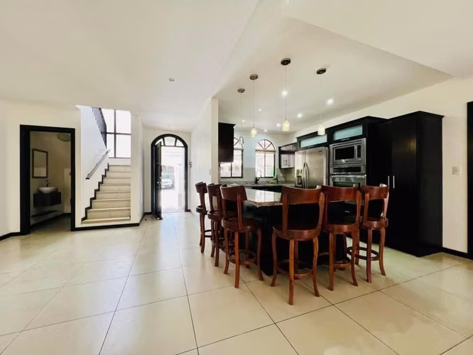 Alquiler de Increible Casa en Santa Ana - Imagen 9