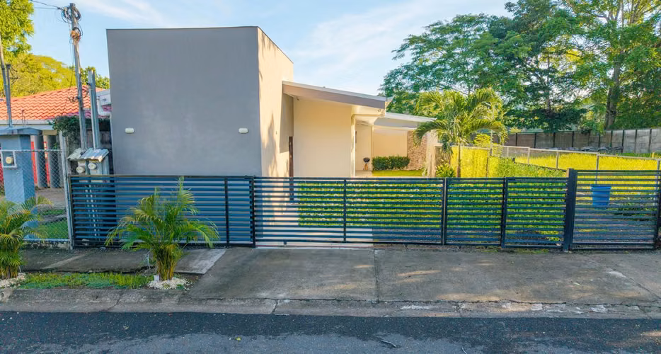 Se vende propiedad con 2 casas independientes, Tárcoles (MV)
