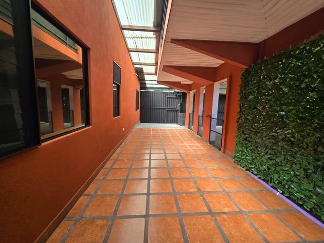 Alquiler casa en San Rafael de Escazú | 3 habitaciones | 2 parqueos | Agua incluida
