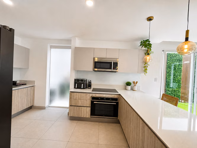 ALQUILER DE CASA MODERNA FULL AMOBLADA EN SANTA ANA* - Imagen 7