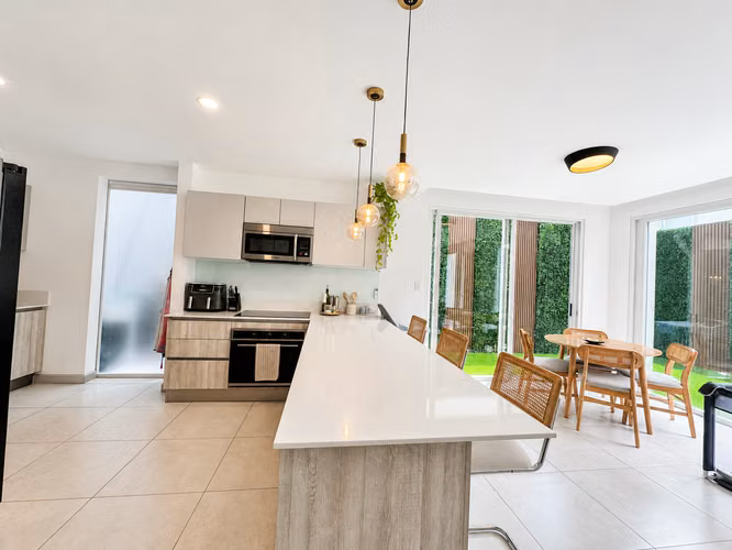 ALQUILER DE CASA MODERNA FULL AMOBLADA EN SANTA ANA* - Imagen 3