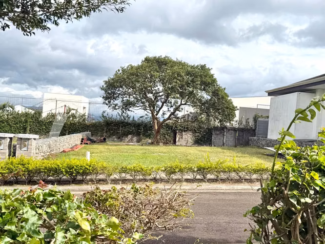 LOTE DE 340,21 M2 EN EXCLUSIVO CONDOMINIO - Imagen 2