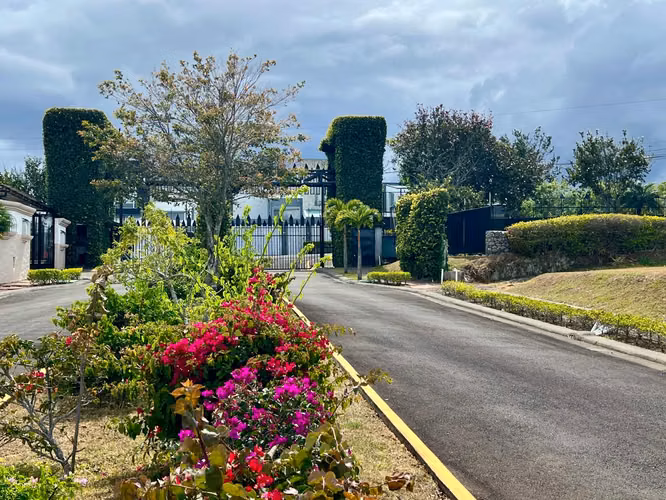 LOTE DE 340,21 M2 EN EXCLUSIVO CONDOMINIO - Imagen 7