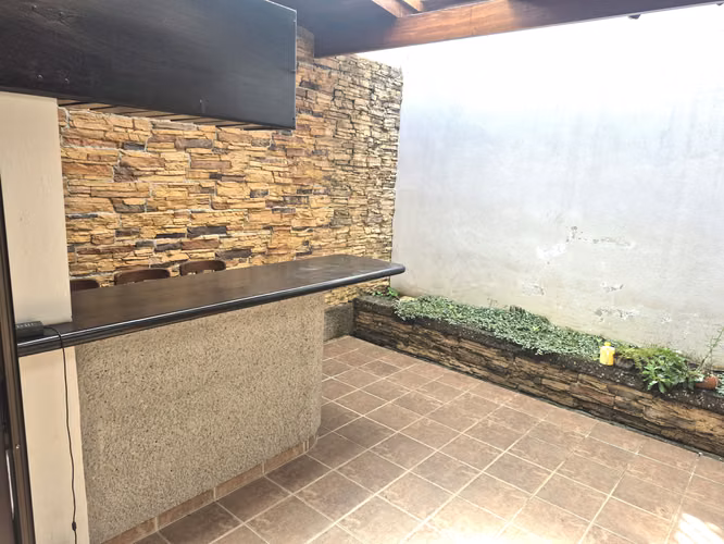ALQUILER CASA $ 2.500 ESCAZU