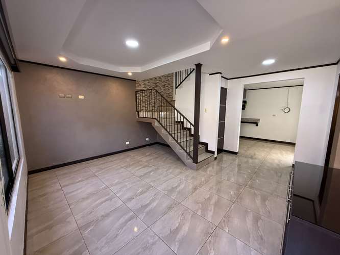 Venta Casa de 2 Niveles en Condominio Los Colegios Moravia - Imagen 3