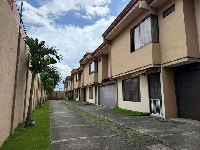 Venta Casa de 2 Niveles en Condominio Los Colegios Moravia