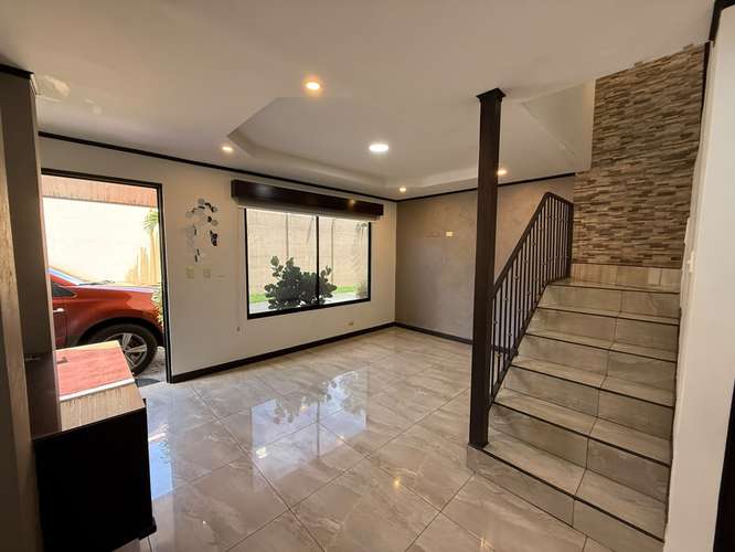 Venta Casa de 2 Niveles en Condominio Los Colegios Moravia - Imagen 2