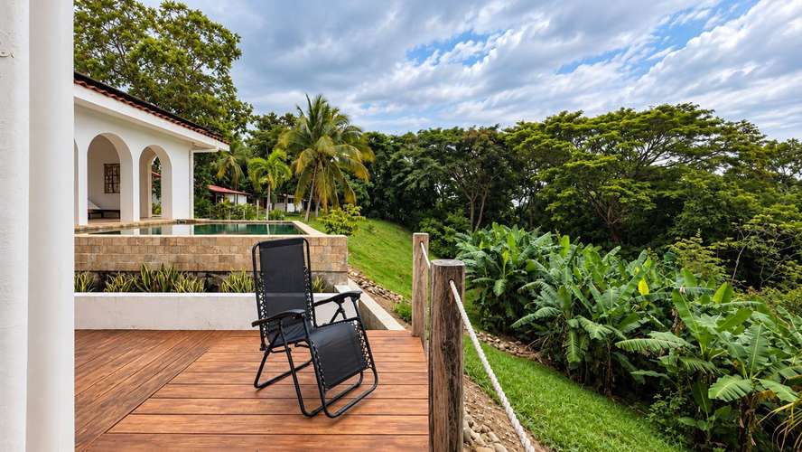 Propiedad de Lujo en Venta en Puntarenas | 2.3 Hectáreas, Vista al Océano y 3 Casas - Imagen 6