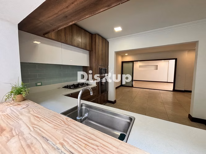 Preciosa y amplia casa independiente de 3 hab. + servicio. Guachipelín, Escazú - Imagen 10