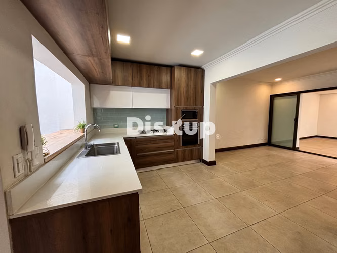 Preciosa y amplia casa independiente de 3 hab. + servicio. Guachipelín, Escazú - Imagen 9